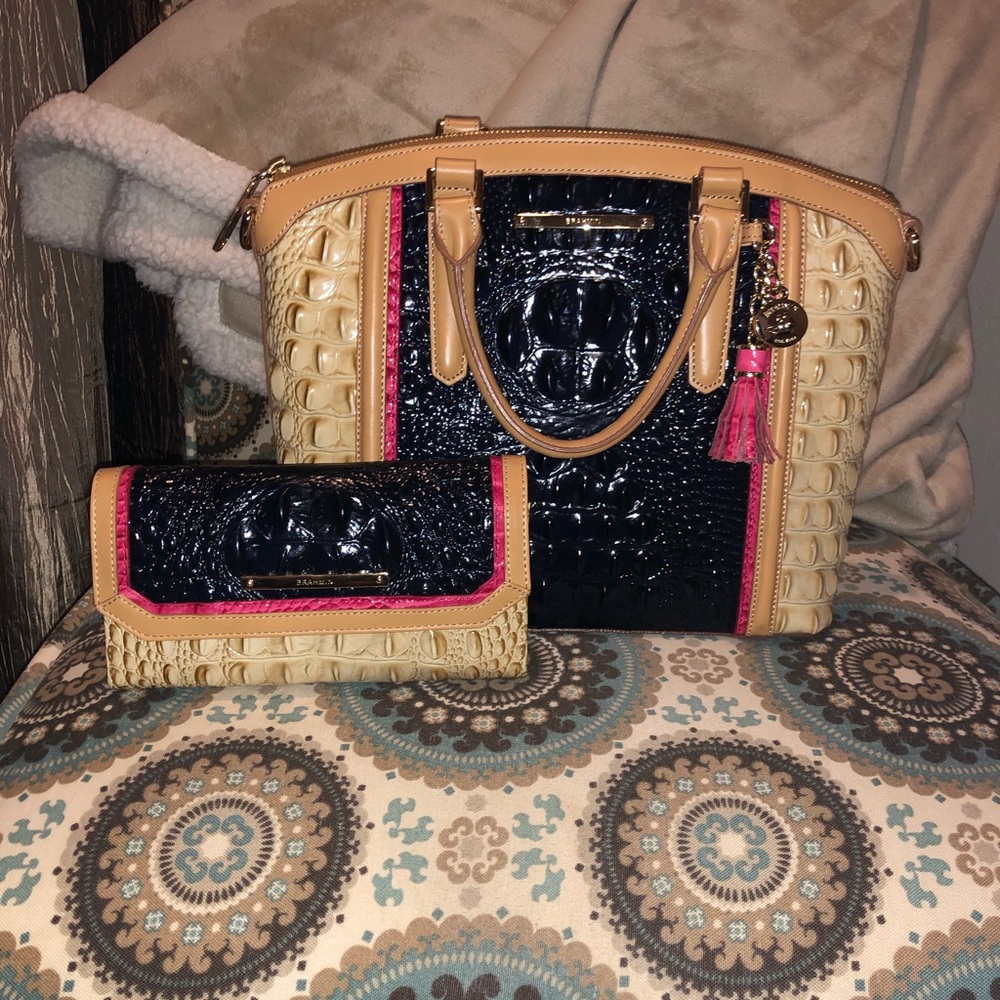 LIKE NEW Brahmin Small Duxbury satchel w/wallet